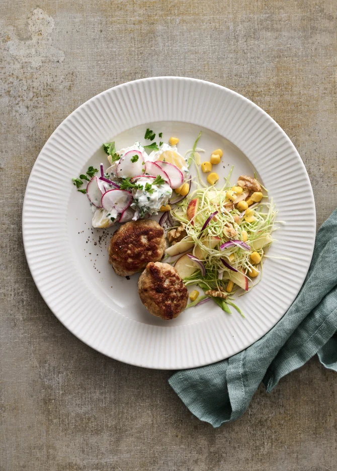 Frikadeller med kartoffelsalat og spidskål