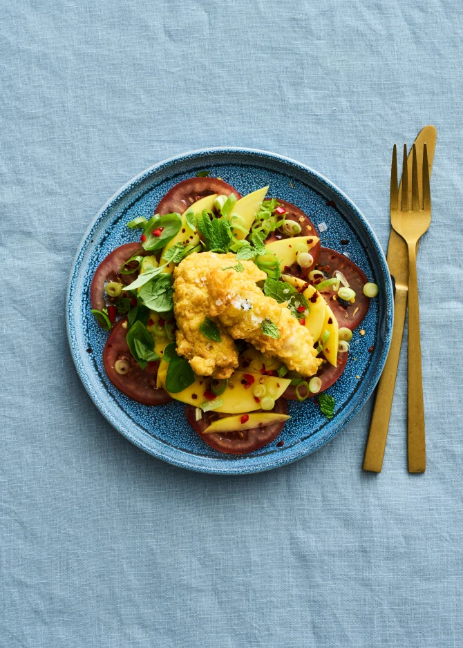 Indbagt kylling med mango- og tomatsalat