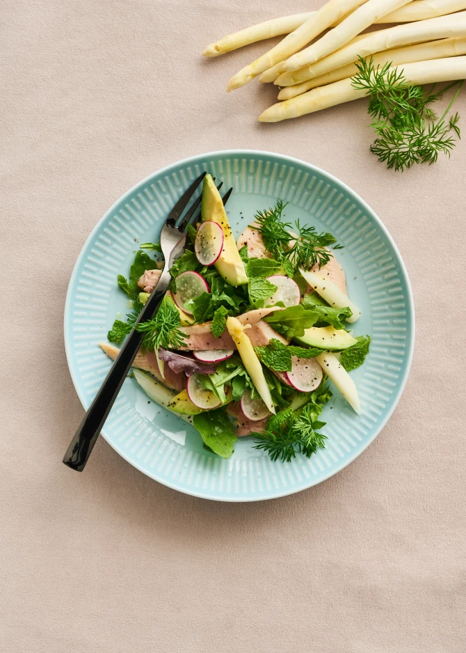 Salat med varmrøget ørredfilet og hvide asparges