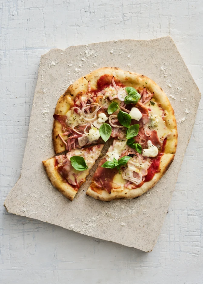 Pizza med skinke og gorgonzola