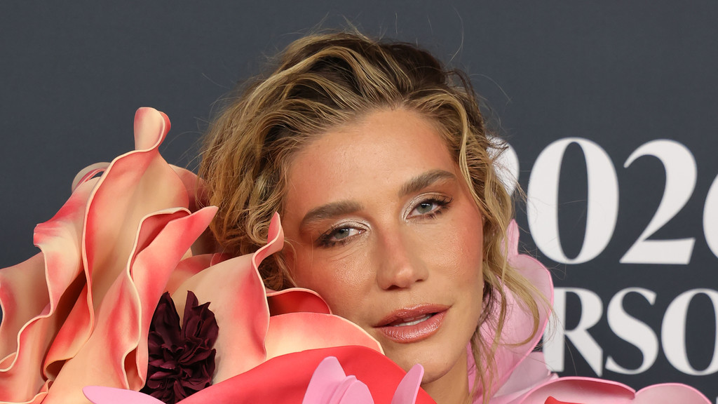 Kesha forced to cancel concert amid travel delays