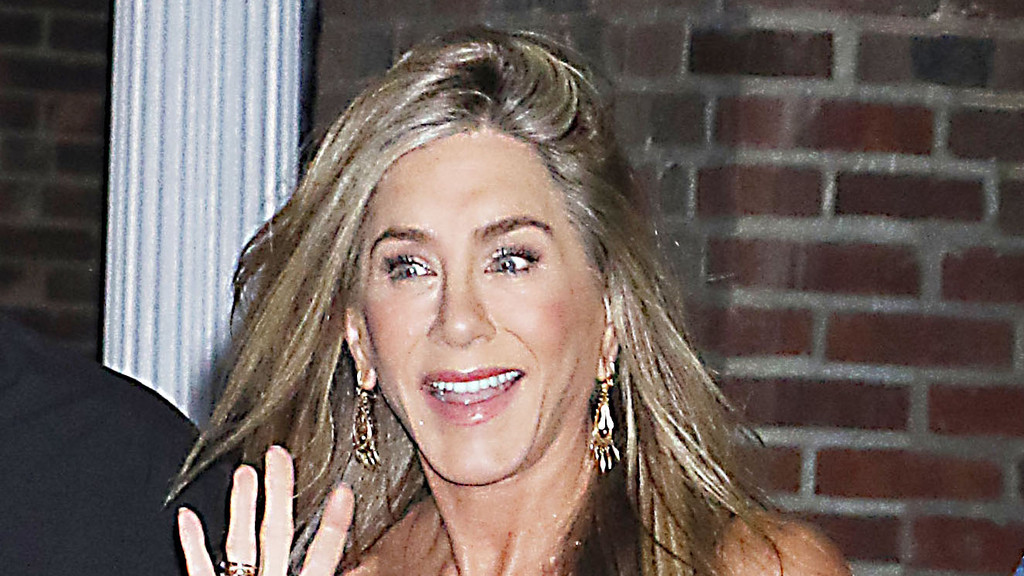 Jennifer Aniston faces fear of public speaking in onstage chat with Jim Curtis