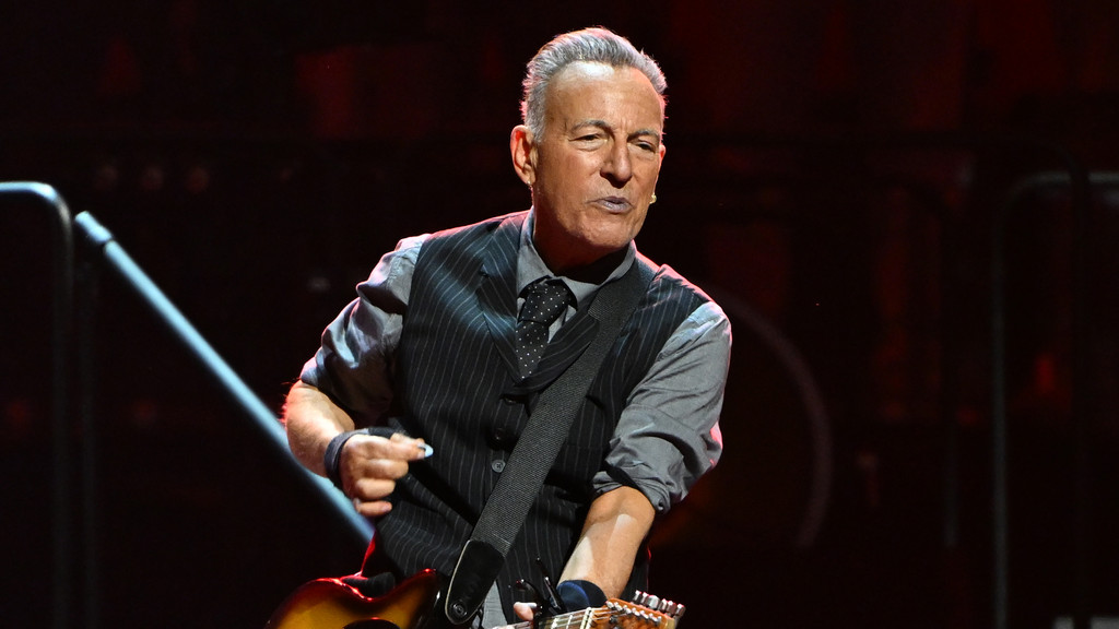 Bruce Springsteen and Rachel Zegler pay tribute to Glen Hansard
