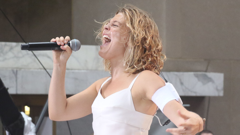 Maggie Rogers exposes two-timing date live on stage