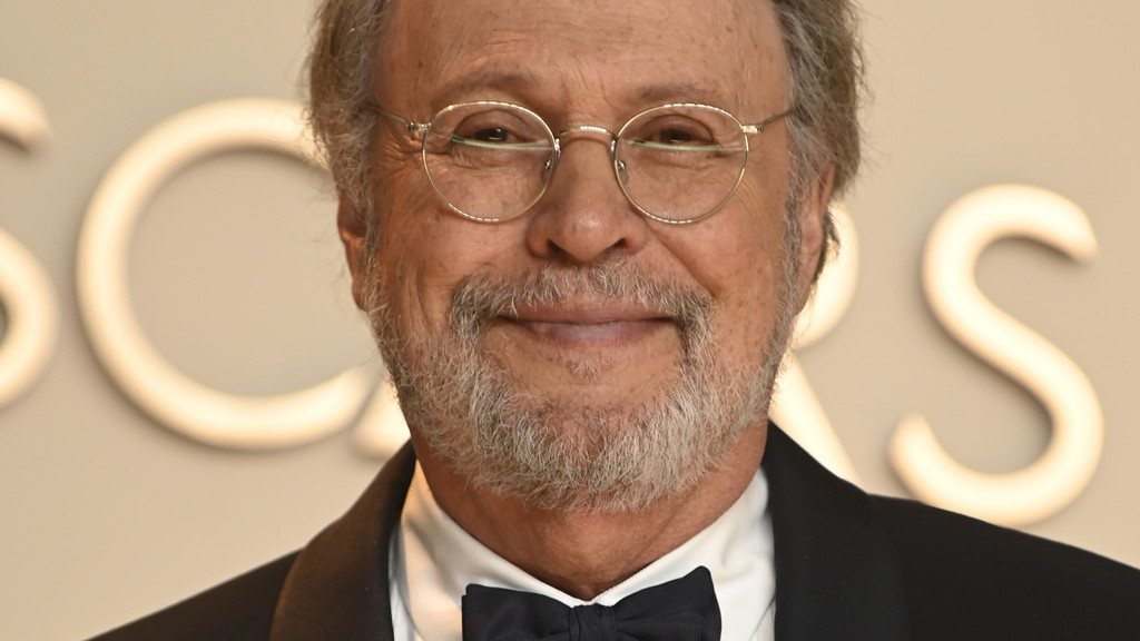 Billy Crystal honours Rob Reiner and Michelle Singer at Oscars