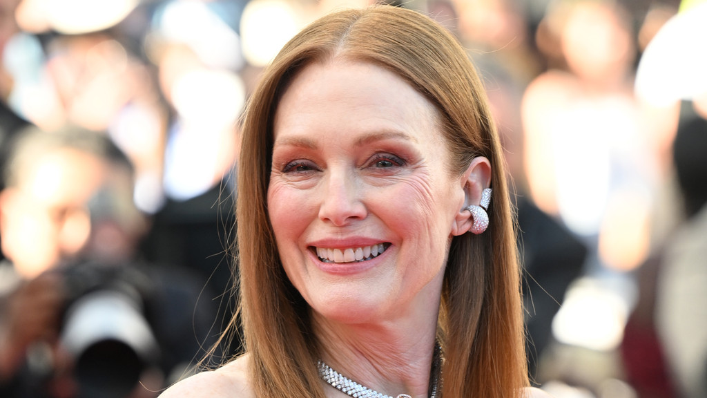 Julianne Moore set for stage return after 20 years