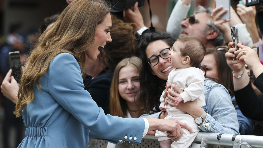 Catherine, Princess of Wales, cheered by crowds on comeback tour in Italy