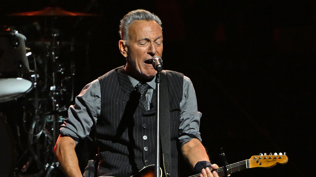 Springsteen, Aguilera to perform at Obama Presidential Center opening