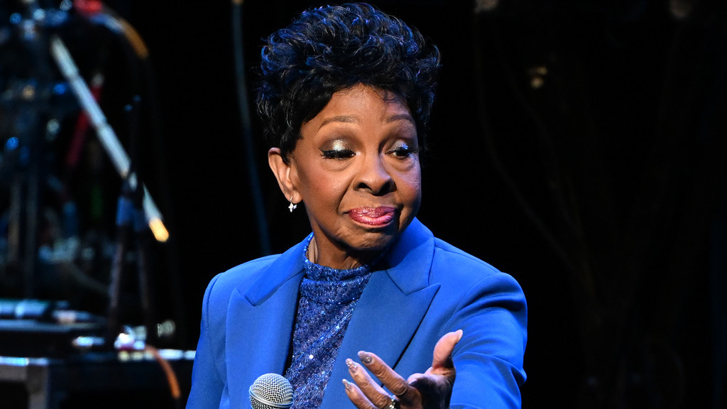 Gladys Knight 'easing into fewer performances' as she appears confused on-stage