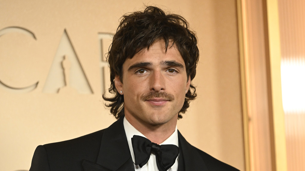 Jacob Elordi thwarts paparazzi: 'It's just not the day'