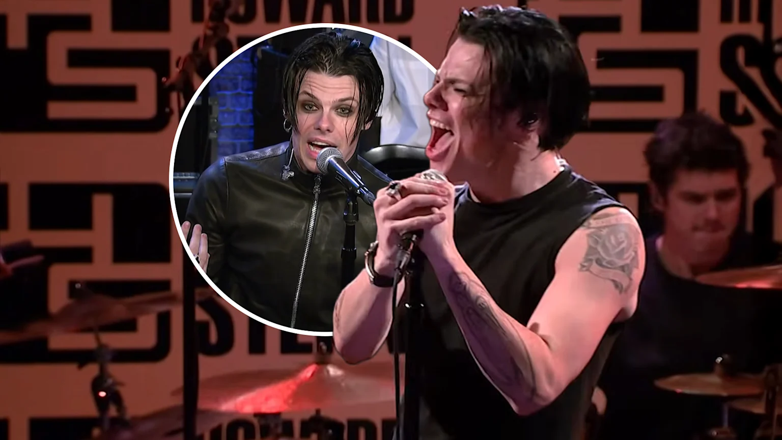 Rock singer Yungblud singing and in a bubble next to him, a picture of him talking.