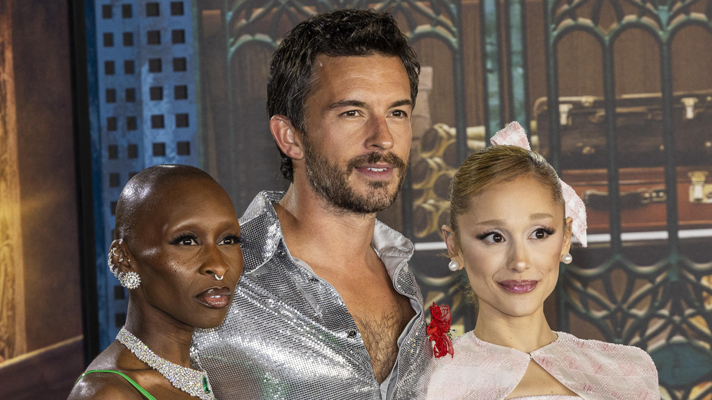 London musical cancelled after Ariana Grande and Jonathan Bailey drop out