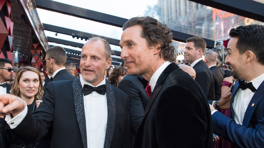 Woody Harrelson says Matthew McConaughey exposed himself to Jimmy Kimmel