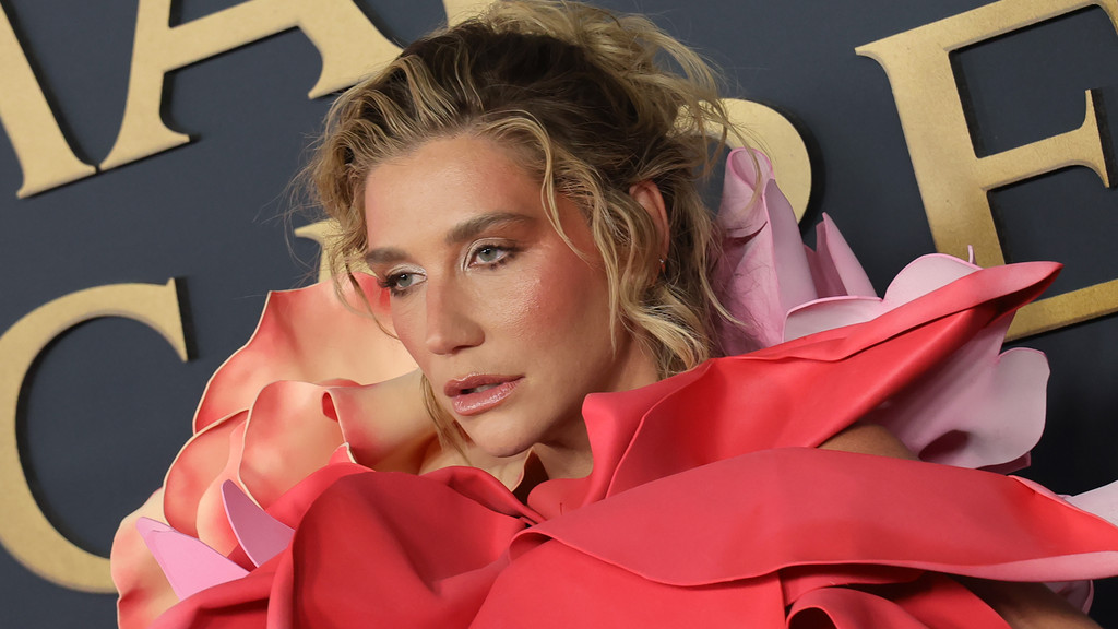 Kesha wears necklace made of her own placenta