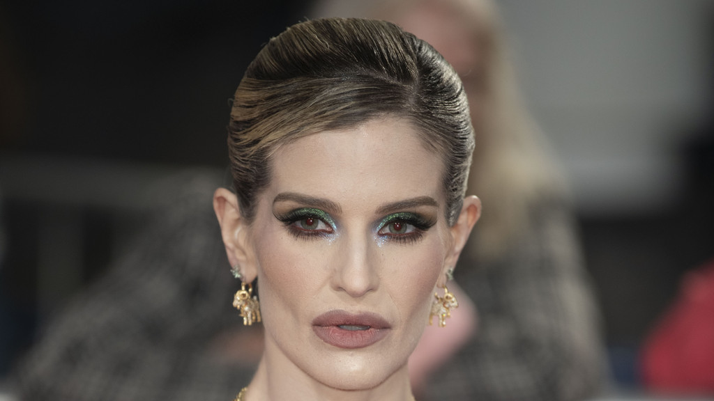 Kelly Osbourne pays homage to dad Ozzy on return to catwalk