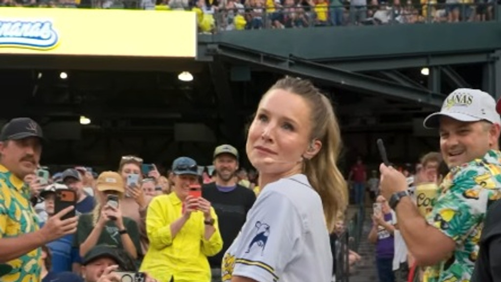 Kristen Bell sings Frozen hit during surprise performance at baseball game