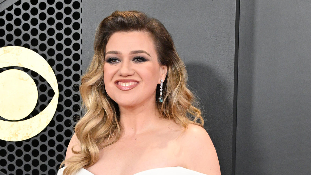 Kelly Clarkson accused of 'abusing power' amid Brooklyn store dispute