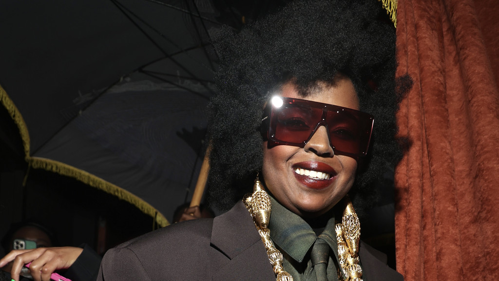 Lauryn Hill urges fans to share talents in emotional speech at 2026 BET Awards