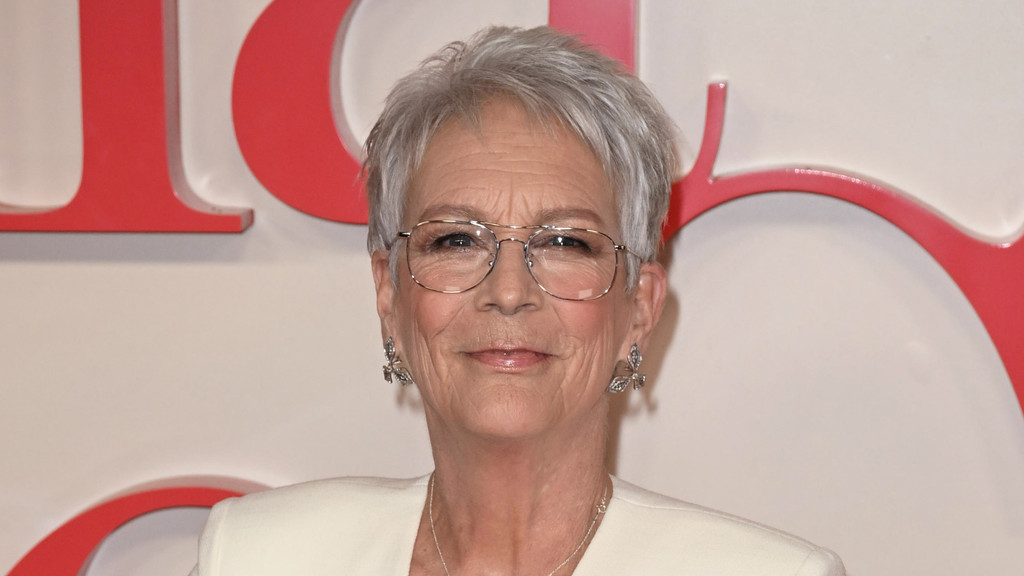 Jamie Lee Curtis becomes a grandma