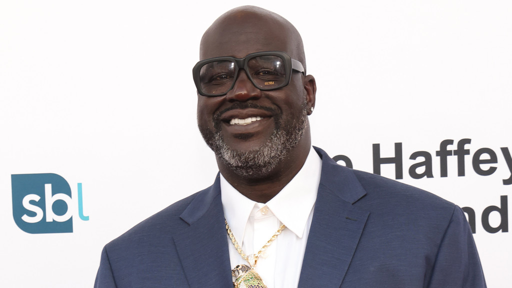 Shaquille O'Neal denies sending Sabrina Carpenter flirty private messages
