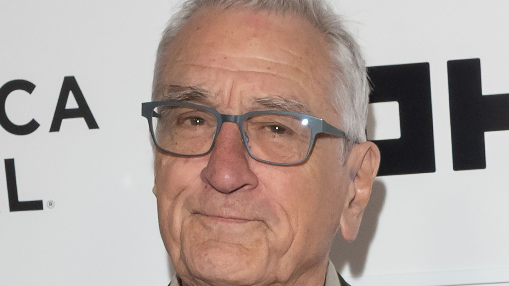 Robert De Niro says he wants to love America again amid Trump criticism
