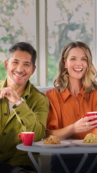 Robert Rakete & Jeanette Thomas in a lounge