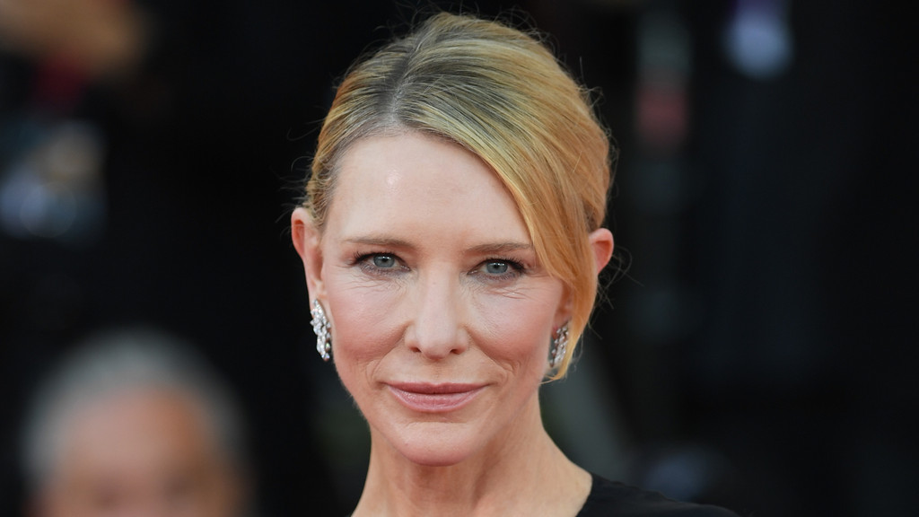 Cate Blanchett tells theatre crowd to stop filming and 'be present'