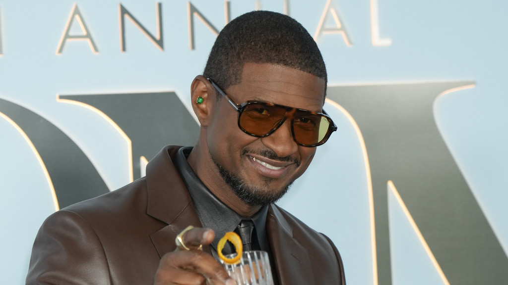 Usher reacts to rumour he hired 'clone' to perform for him on tour