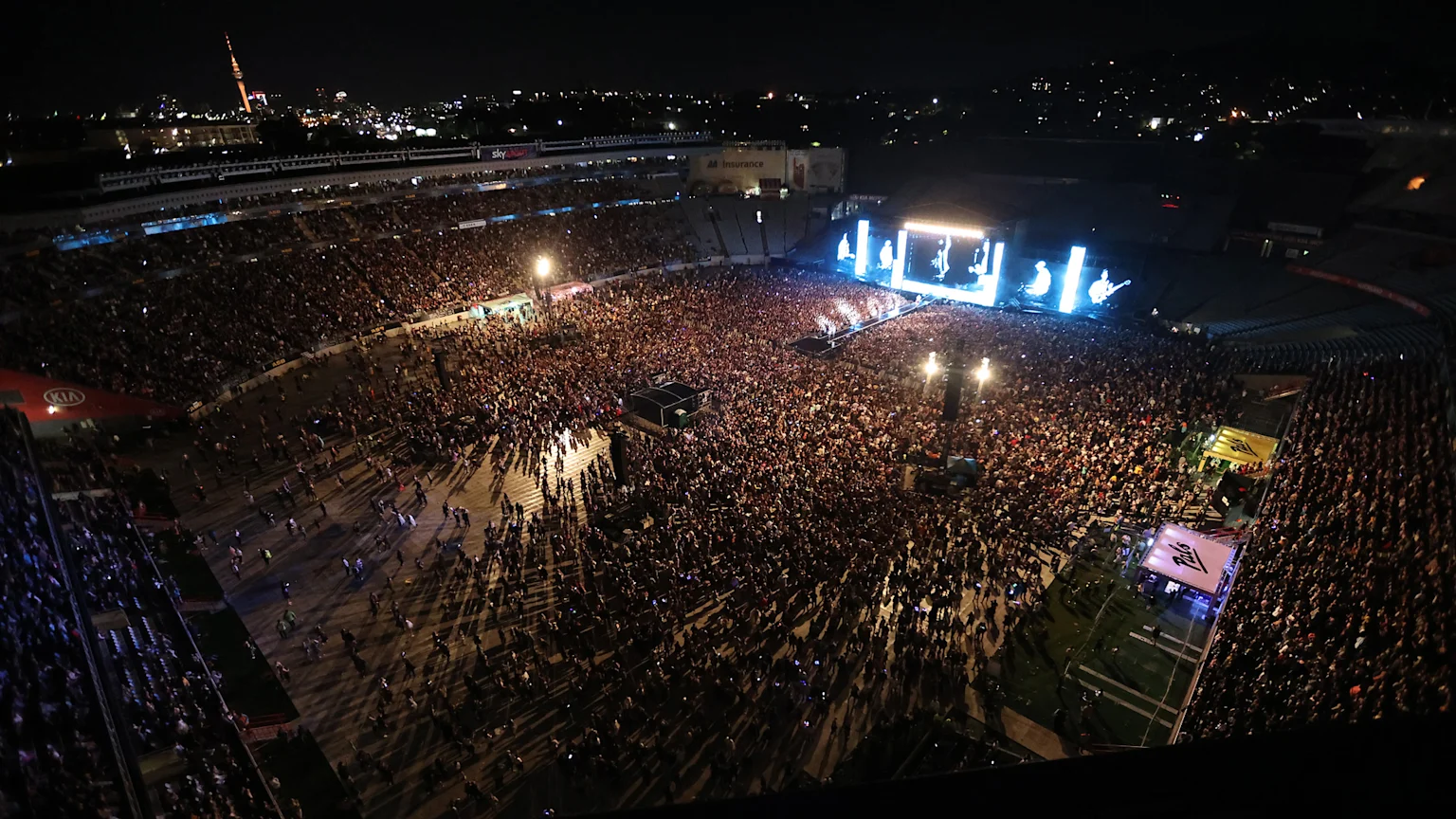 Night concert with huge crowd in Eden Park, Auckland