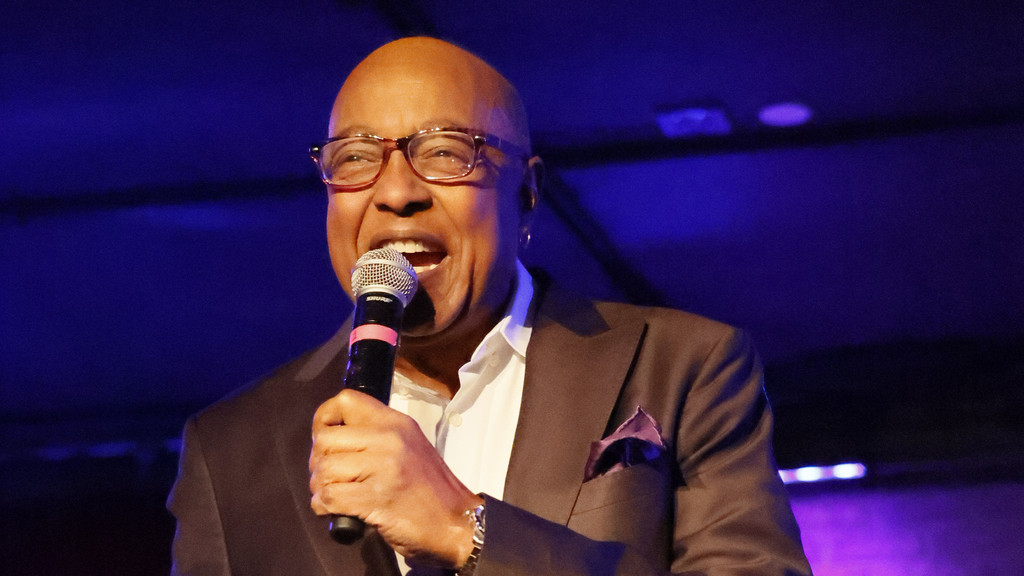 Peabo Bryson suffers stroke