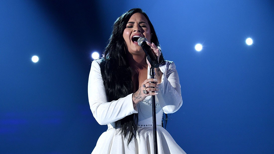 Demi Lovato gets standing ovation after her emotional comeback at the