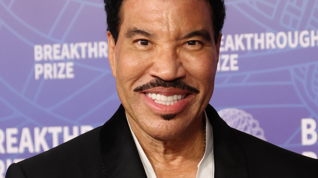 Lionel Richie hospitalised after struggling to finish show