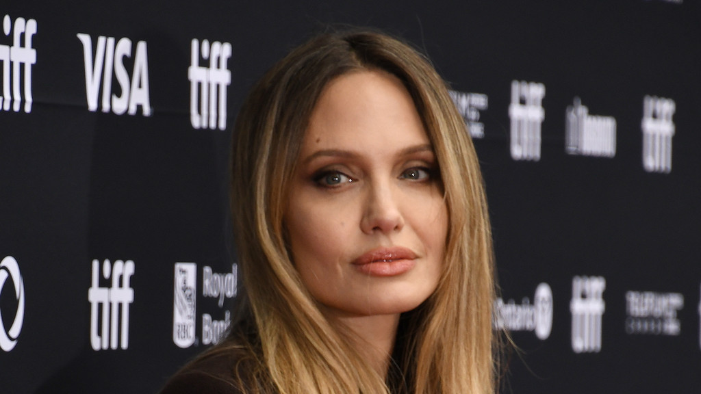 Angelina Jolie says mastectomy scars symbolize life, love and survival