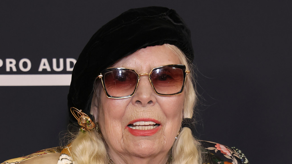 Joni Mitchell reflects on building new life 'like a phoenix' in heartfelt speech