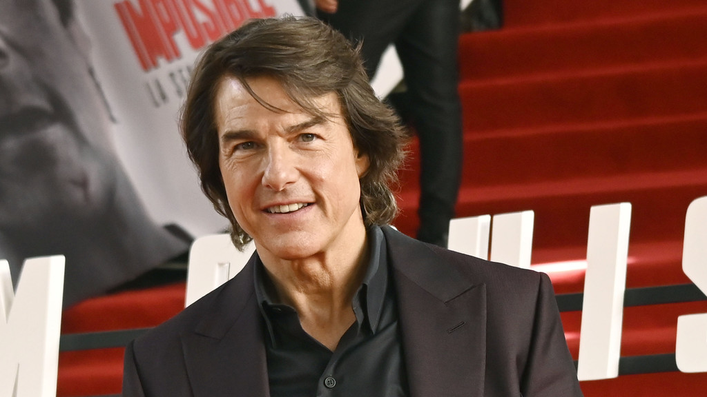 Tom Cruise was 'schooled' on football by Taylor Swift at NFL game