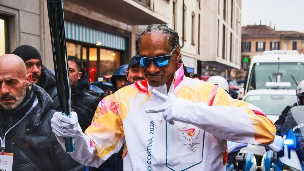 Snoop Dogg carries Olympic torch through streets of Gallarate