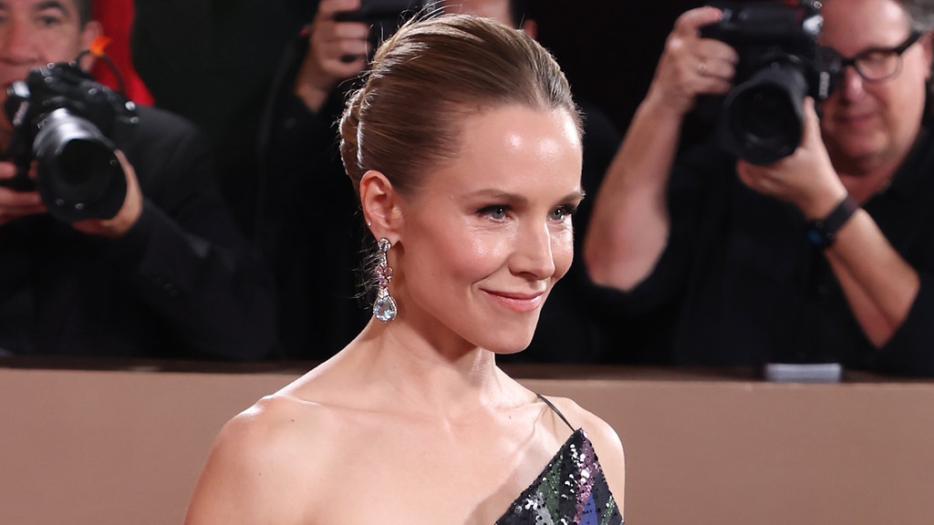 Kristen Bell sings up funny new stage names at 2026 Actor Awards