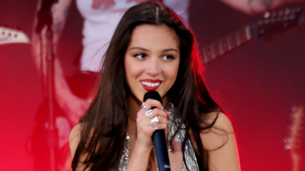 Olivia Rodrigo surprises fans with New York City open mic performance