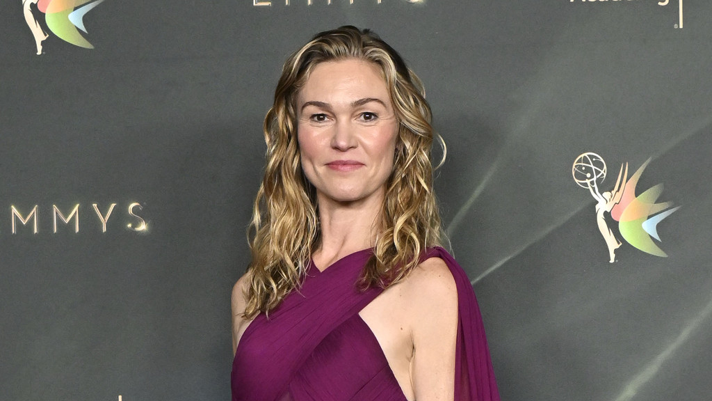 Julia Stiles says Dolly Parton cleared 9 to 5 for DWTS performance