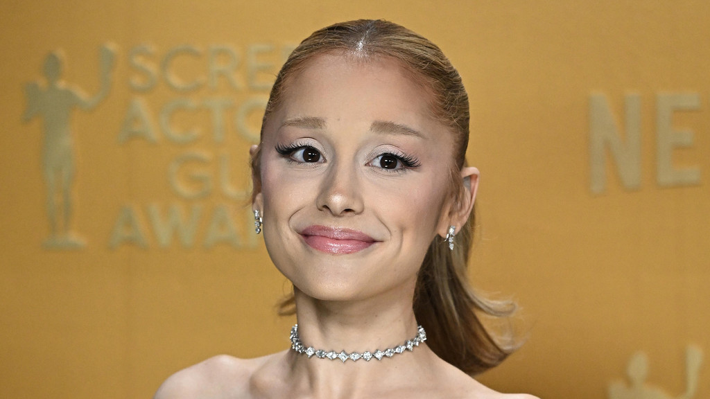 Ariana Grande battles technical difficulties during Brooklyn show