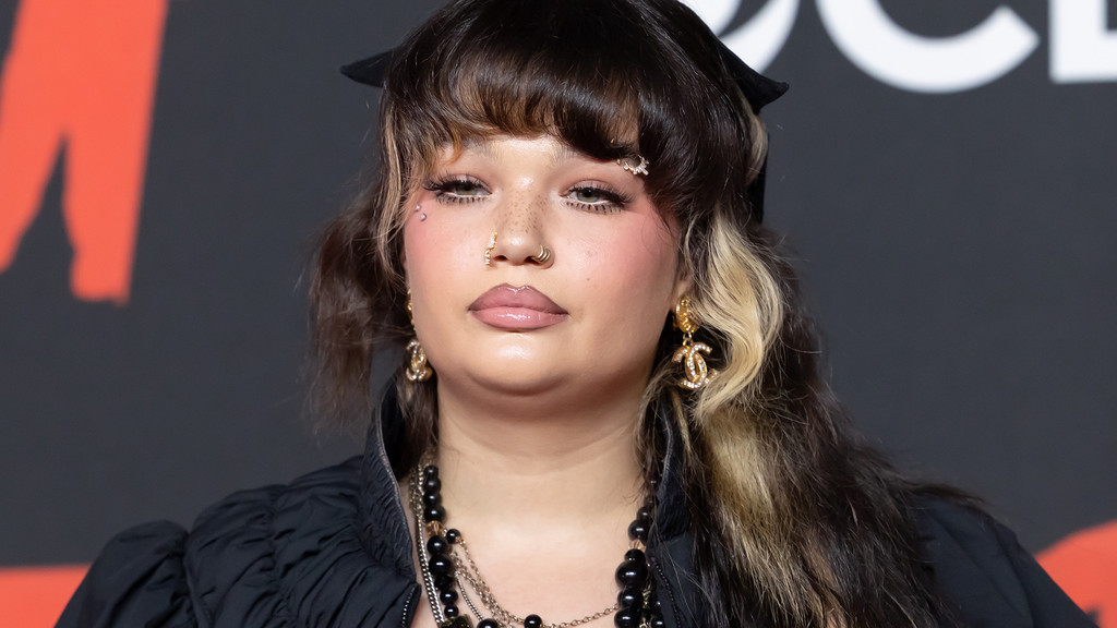 Lola Young gives update on 'drugs recovery' after onstage collapse