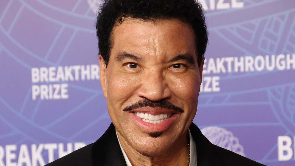 Lionel Richie cuts Minnesota concert short after falling ill