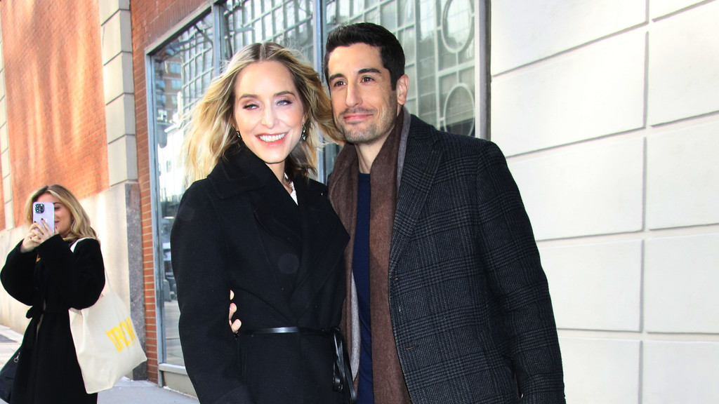 Jason Biggs and Jenny Mollen put on united front after split