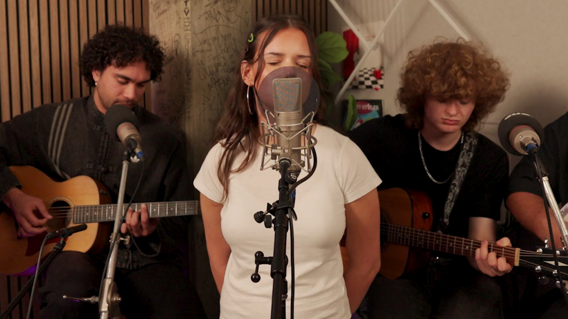 Frankie Venter Performs Intimate Version of Her Viral New Single ‘Say It’ 