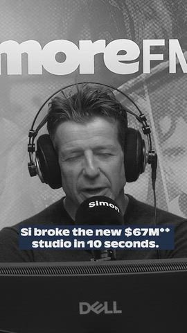 It took Si 12 seonds to break the new studio