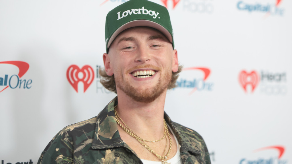 Bailey Zimmerman issues apology after trashing hotel room