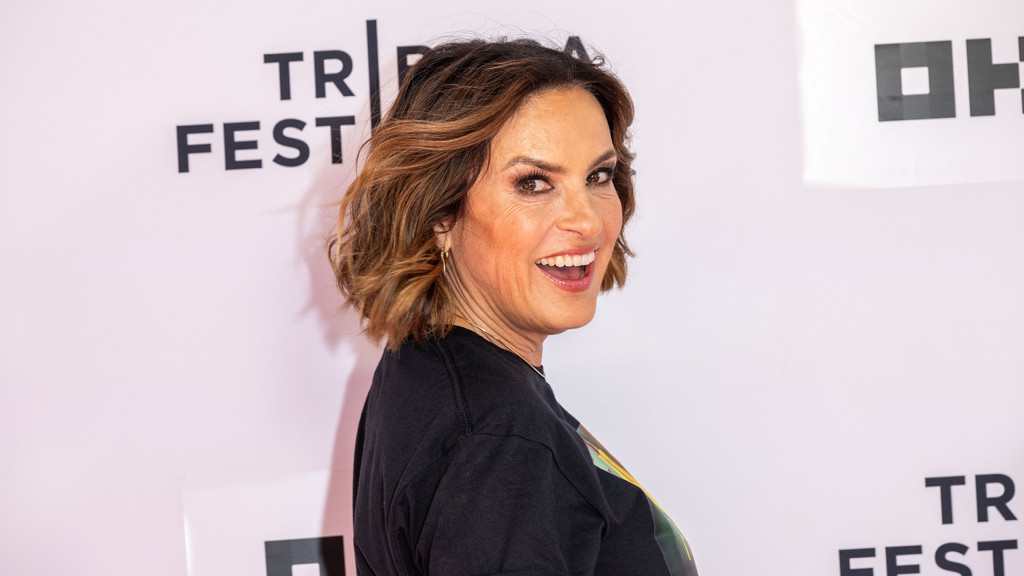 Jimmy Kimmel imparts Emmy-Hosting advice to Mariska Hargitay