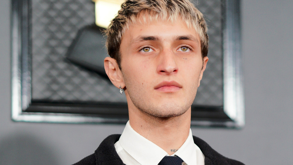 Anwar Hadid files for restraining order against woman who broke into his bedroom