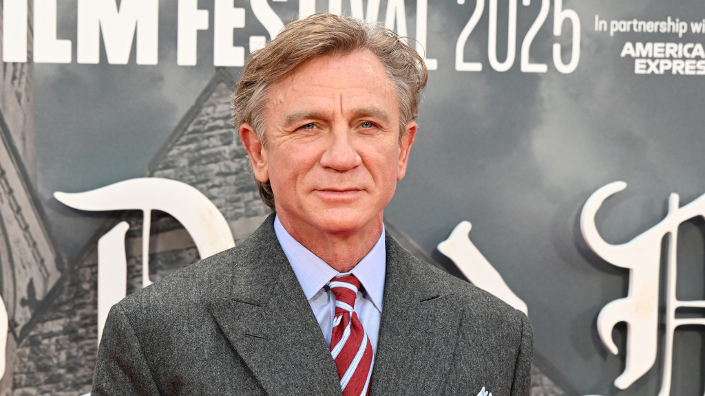 Daniel Craig buys London pub with pals