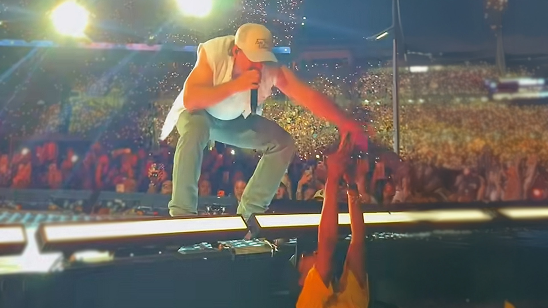 WATCH: Morgan Wallen rips phone from security guard and throws it across stage